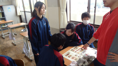 ３年学活　修学旅行夕・朝食メニュー決め