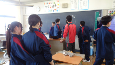 ３年学活　新幹線座席決め (4)