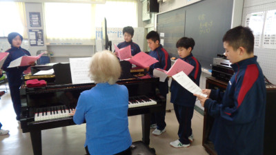 １年音楽　校歌 (2)