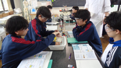 ２年理科　水溶液に電気を流したときの変化